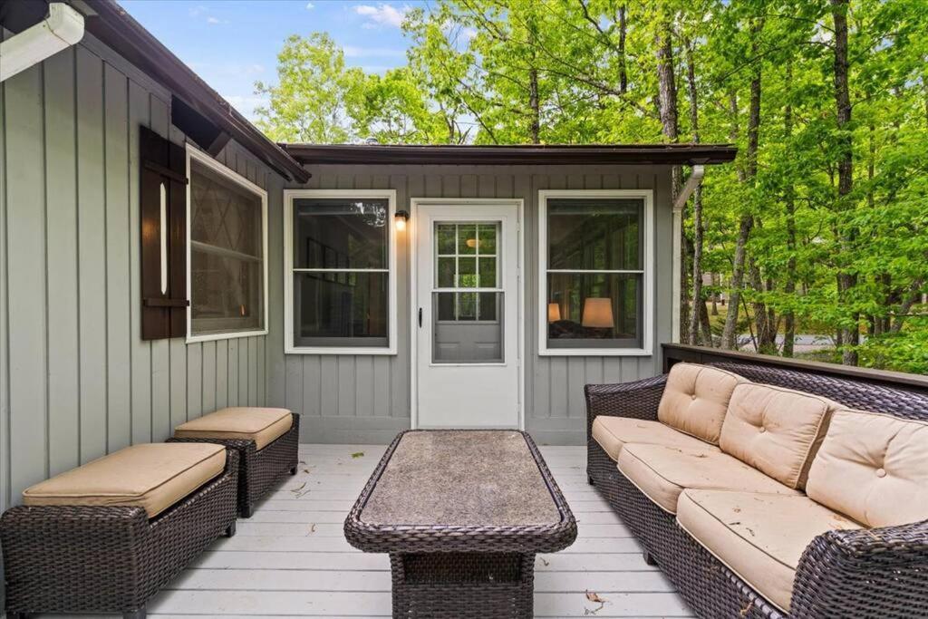 The Gingerbread House: 4 Bedroom Chalet, W/ Sunroom/Deck, Sleeps 12, Modern Amenities McGaheysville Kültér fotó