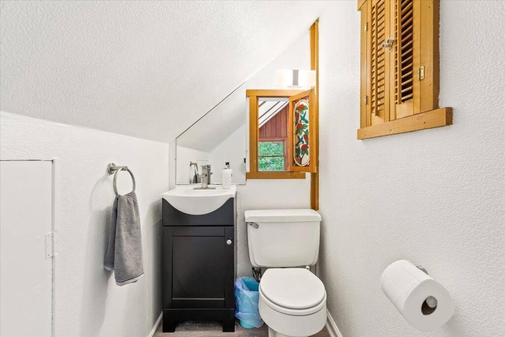 The Gingerbread House: 4 Bedroom Chalet, W/ Sunroom/Deck, Sleeps 12, Modern Amenities McGaheysville Kültér fotó