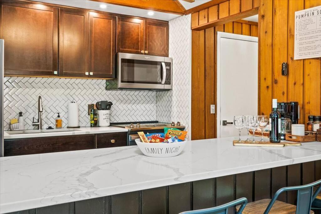 The Gingerbread House: 4 Bedroom Chalet, W/ Sunroom/Deck, Sleeps 12, Modern Amenities McGaheysville Kültér fotó